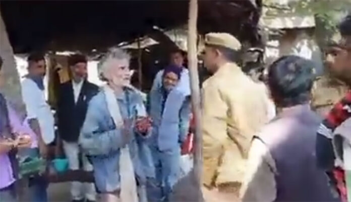 police-beat-old-man-at-banda-utterpradesh
