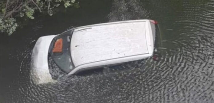 Car-crash-in-river-kills-one Car-crash-in-river-kills-one