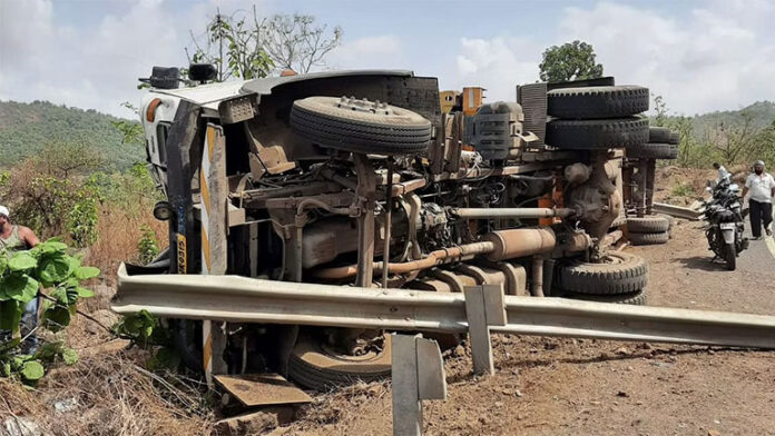 Terrible-accident-of-container-and-tempo-in-Kasara-Ghat