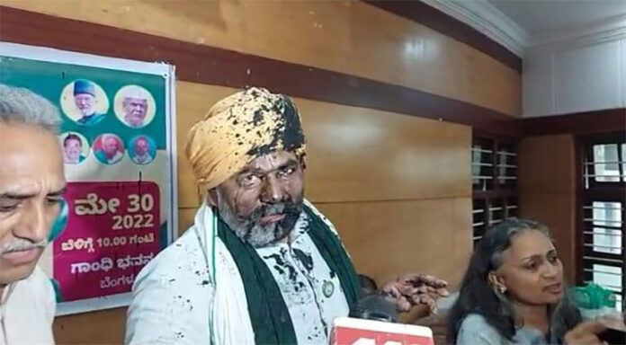 ink-thrown-on-Farmer-leader-Rakesh-Tikait