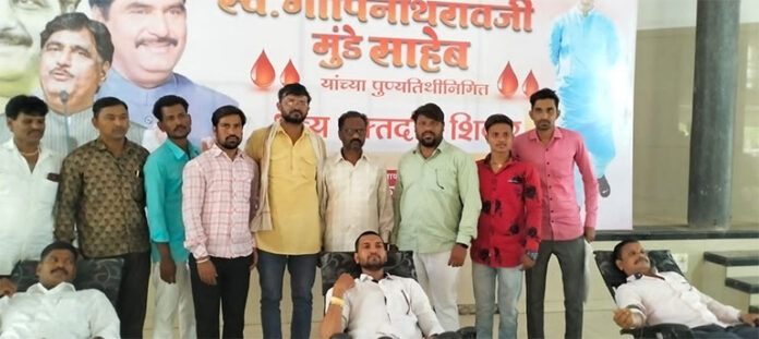 Blood-donation-camp-on-the-occasion-of-Gopinathravji-Munde's-death-anniversary