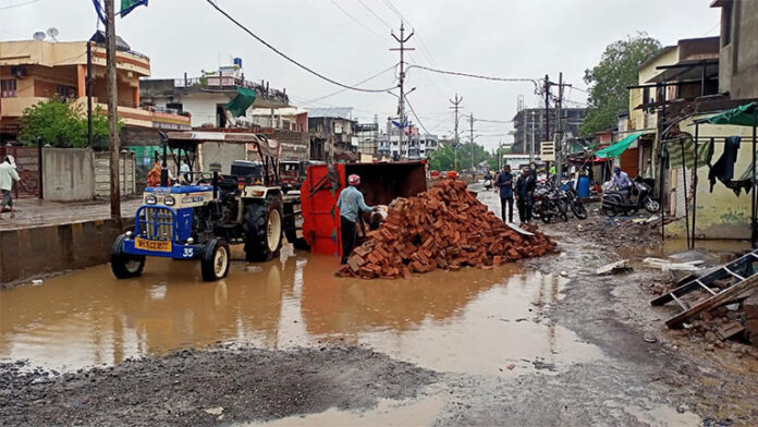 tractor-trolly-collapsed-on-road