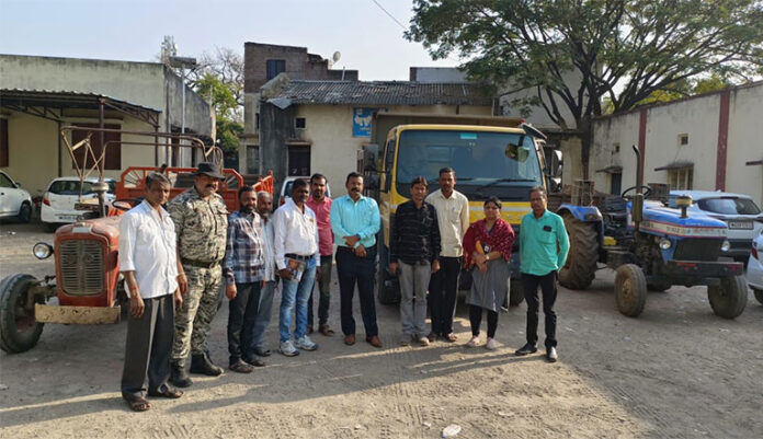 Three-vehicles-with-illegal-minor-minerals-seized-in-Kannada-taluka Three-vehicles-with-illegal-minor-minerals-seized-in-Kannada-taluka