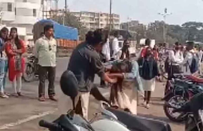 fight-between-young-girl-on-nashik-street