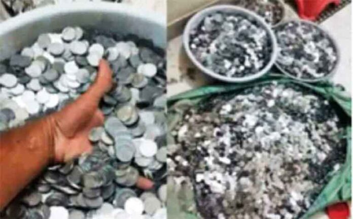 The-husband-gave-7-sacks-of-55-thousand-coins-as-alimony