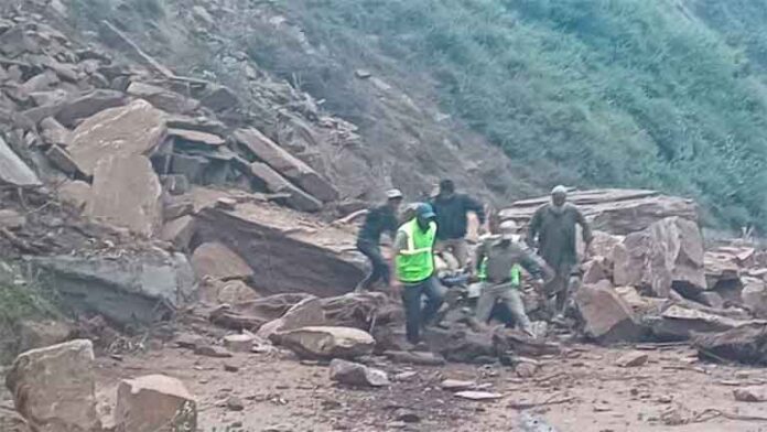 truck-collapsed-in-jammu-kashmir