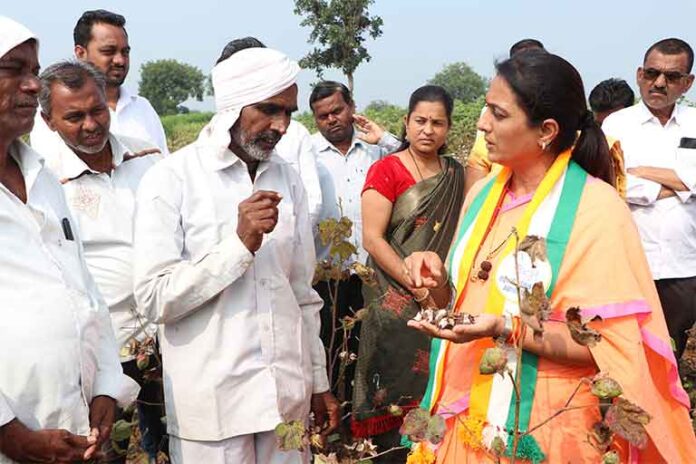 rohini-khadse-with-farmer rohini-khadse-with-farmer