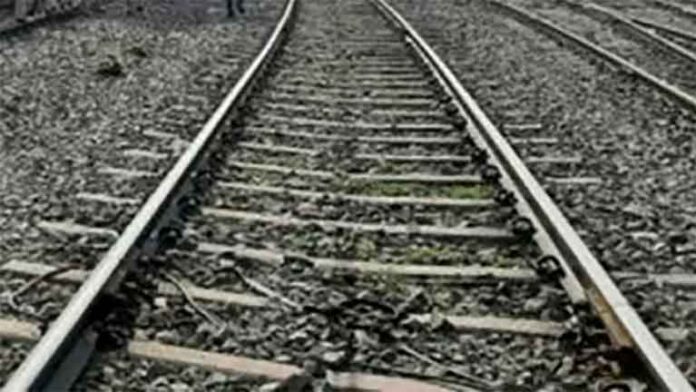 sucide-under-train