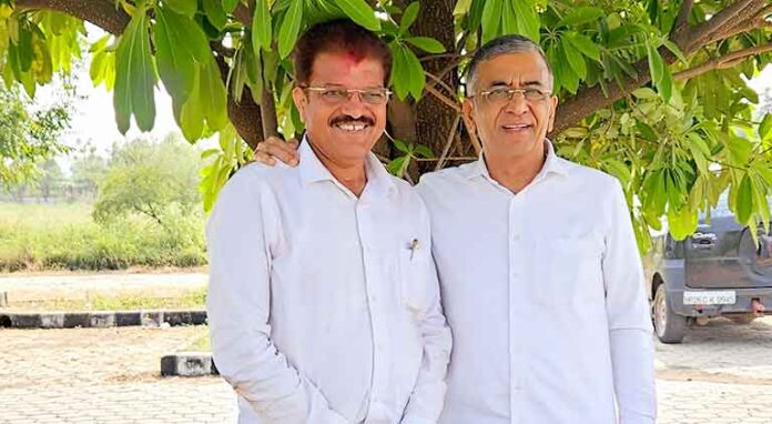 rajumama-bhole-with-Ashokbhau-jain rajumama-bhole-with-Ashokbhau-jain
