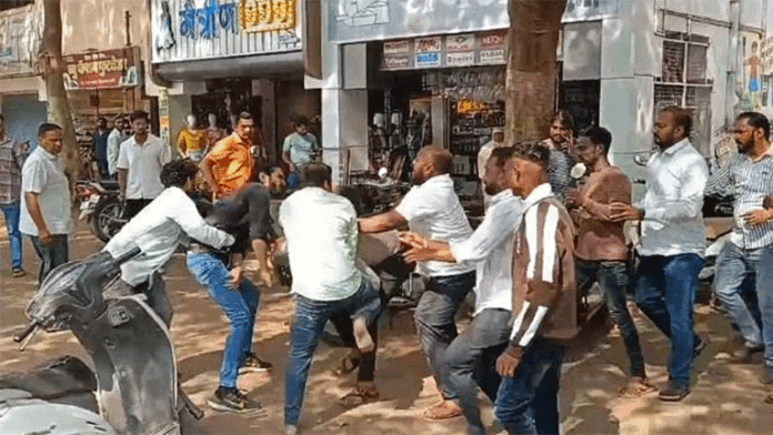 फ्री स्टाईल हाणामारी