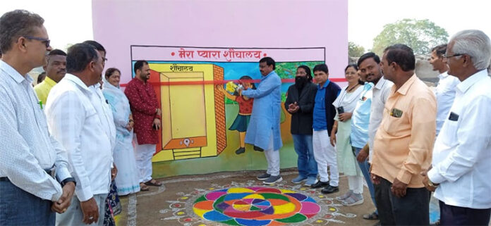 आदर्श शौचालयाचे उद्घाटन