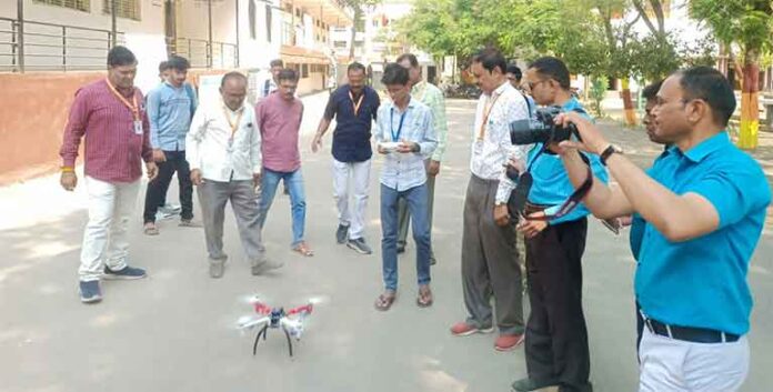 शेतकरी कुटुंबातील विद्यार्थ्यांनी बनवला ड्रोन