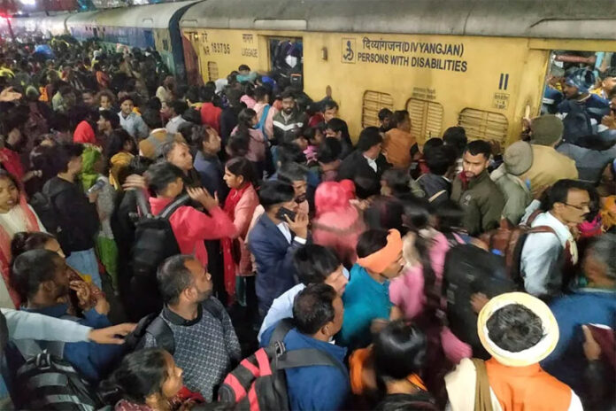 नवी दिल्ली रेल्वे स्थानकावर चेंगराचेंगरी