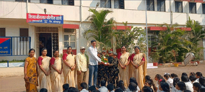 पोलीस स्टेशनला भेट
