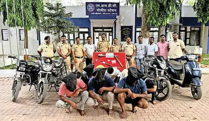 पोलिसांनी आवळल्या मुसक्या