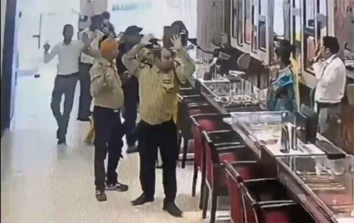 तनिष्क शोरूममध्ये दिवसाढवळ्या दरोडा