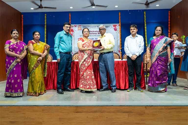 विद्यार्थ्यांचा सन्मान सोहळा