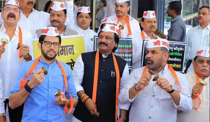 विरोधकांची मागणी