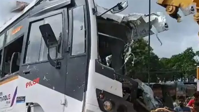 accident-bus बसची ट्रॅक्टरला धडक