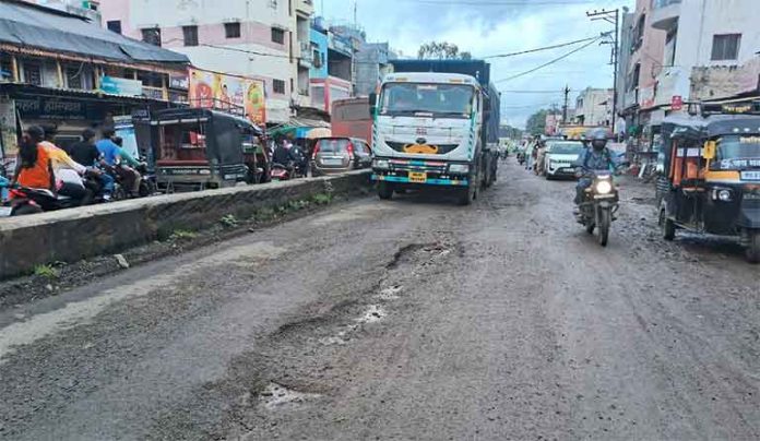 रस्त्यांची बिकट अवस्था