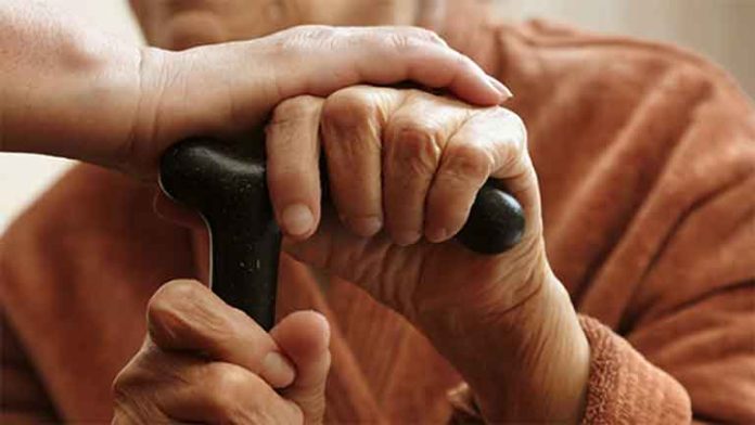 ज्येष्ठ नागरिकांना