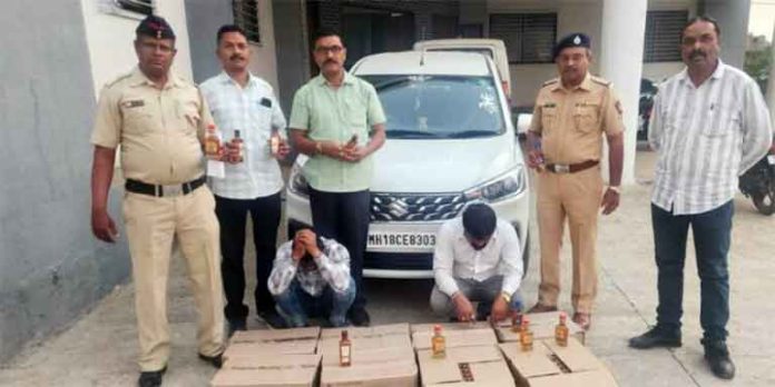 अवैध मद्यसाठ्यासह