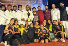 नृत्य स्पर्धेतील विजेत्यांना पारितोषिक वितरण पारितोषिक