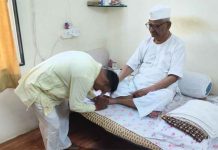ज्येष्ठ समाजसेवक अण्णा हजारेंनी केले राजूकाका देशपांडेंचे कौतुक राजूकाका देशपांडें