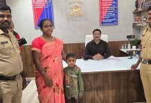 बार्शी पोलिसांची माणुसकी : हरवलेल्या ५ वर्षीय चिमुरड्याची आईशी घडवून आणली भेट बार्शी पोलिसांची