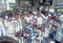 इंधन आणि गॅस दरवाढीविरोधात जळगावात काँग्रेस आक्रमक; भाजपा सरकारचा निषेध करत वाटल्या ‘मेलोडी’ चॉकलेट्स काँग्रेस आक्रमक