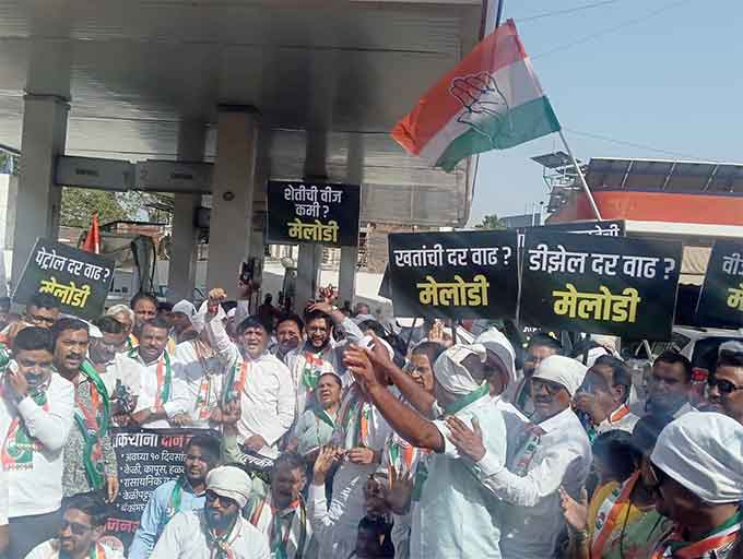 काँग्रेस आक्रमक