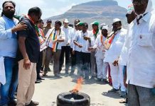 केंद्र व राज्य सरकारच्या शेतकरी विरोधी धोरणांचा तीव्र निषेध; कांदा उत्पादकांसाठी चांदवड चौफुलीवर ‘चक्का जाम’ कांदा उत्पादकांसाठी