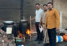 बार्शीत अवैध हातभट्टी दारू अड्ड्यांवर पोलिसांचा मोठा छापा; ४ आरोपी अटक हातभट्टी दारू