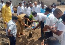 बार्शी शहर पोलीस ठाण्याचा पर्यावरणपूरक उपक्रम; जागतिक पर्यावरण दिनी वृक्षारोपण, आगामी काळात १ हजार झाडे लावण्याचा संकल्प बार्शी शहर पोलीस