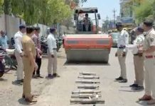 बार्शी शहरात कर्णकर्कश आवाज करणाऱ्या बुलेट गाड्यांवर ‘बुलडोजर’ कारवाई; जप्त केलेले सायलेन्सर केले नष्ट बार्शी