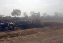 कनाशी–कजगाव रस्त्यावर गौण खनिज माफियांचा धुमाकूळ; दिवसाढवळ्या जेसीबीने उत्खनन, प्रशासनाचे दुर्लक्ष की अभय? कनाशी–कजगाव