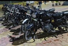 दौंडमध्ये कर्णकर्कश आवाज करणाऱ्या बुलेट चालकांवर पोलिसांचा हातोडा; १९ दुचाकींवर कारवाई दौंड