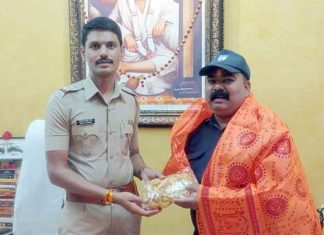 प्रामाणिकपणाचे मूर्तिमंत उदाहरण: सुरक्षा रक्षकाने विद्यार्थिनीला परत केली हरवलेली चांदीची पैंजण चांदीची पैंजण