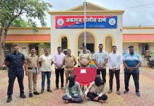 अकलूज पोलिसांनी लावला विजयवाडीतील सशस्त्र दरोड्याचा थरारक छडा; वेटर बनून दरोडेखोराला ठोकल्या बेड्या अकलूज