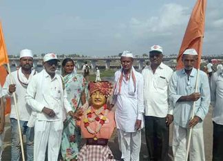 शेतकरी संघटनेचे पंचप्राण स्वर्गीय शरद जोशी यांची मूर्ती पोहोचली विठ्ठलाच्या भेटीला! निष्ठावंत कार्यकर्त्याचा अनोखा पदयात्रेचा उपक्रम स्वर्गीय शरद जोशी