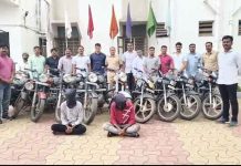 बार्शी शहर पोलिसांची धडक कारवाई: ४ बुलेटसह १० दुचाकी जप्त; दोन सराईत चोरट्यांना बेड्या बार्शी शहर पोलिसांची