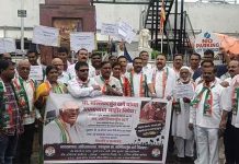 हलदानी उत्तराखंड प्रकरणाच्या निषेधार्थ जिल्हा काँग्रेसचे भर पावसात निदर्शन काँग्रेस