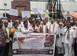 हलदानी उत्तराखंड प्रकरणाच्या निषेधार्थ जिल्हा काँग्रेसचे भर पावसात निदर्शन काँग्रेस