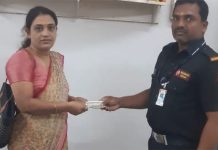 प्रामाणिकतेचा आदर्श : सुरक्षा कर्मचाऱ्याला सापडलेली ₹५,२०० रुपयांची पर्स साईभक्त महिलेला परत सुरक्षा