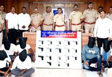 अकलूज पोलिसांची धडक कारवाई: १७ गावठी पिस्तूल, ४७ काडतुसांसह ६ जणांना बेड्या अकलूज