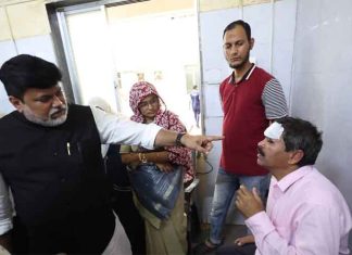 रत्नागिरी-पावस मार्गावर विचित्र अपघात, २२ प्रवासी जखमी; जखमी प्रवाशांची पालकमंत्री उदय सामंत यांनी घेतली भेट रत्नागिरी-पावस