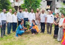 एकनाथराव खडसे यांच्या अमृत महोत्सवानिमित्त जळगावात विविध सामाजिक उपक्रम; विद्यार्थ्यांना शालेय साहित्य व गणवेश वाटप एकनाथराव खडसे