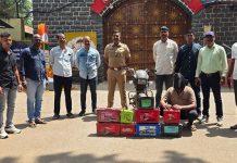 चारचाकी वाहनांच्या बॅटऱ्या चोरणारी टोळी जेरबंद; १ लाख १० हजारांचा मुद्देमाल जप्त बॅटऱ्या चोरणारी टोळी