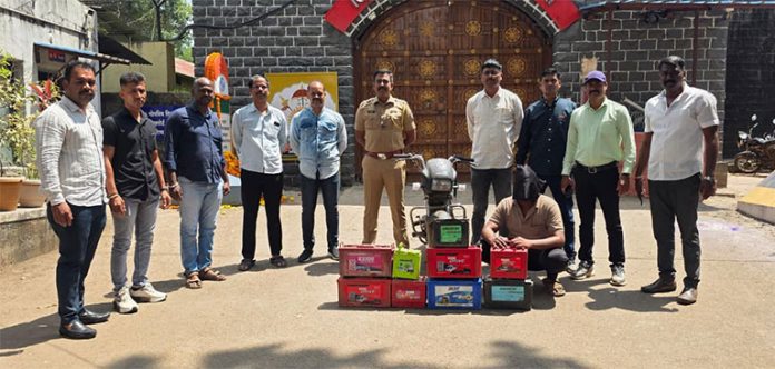 बॅटऱ्या चोरणारी टोळी