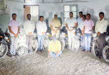 सोलापूर स्थानिक गुन्हे शाखेची मोठी कारवाई: सराईत दुचाकीचोर गजाआड; ७.७० लाखांच्या २२ मोटारसायकली जप्त सोलापूर